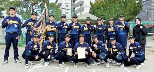 優勝したメンバー＝同校提供