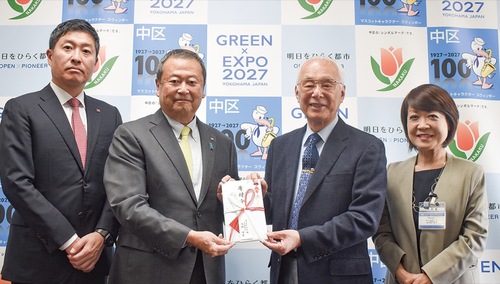 （左から）山下社長、高橋会長、松澤会長、永井中区長