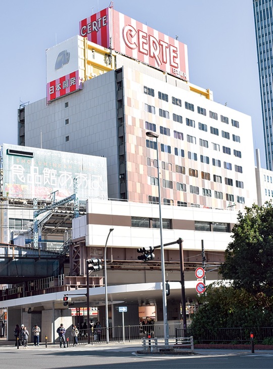 赤とピンクの看板が印象的な外観（12月５日撮影）