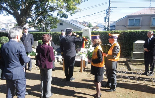 献花する参列者たち（提供写真）