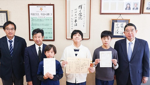 受賞した児童たち＝提供