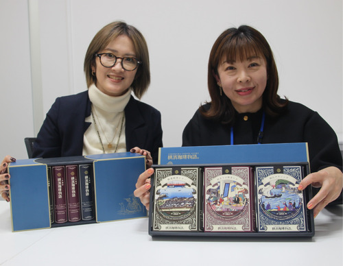 商品を紹介する三谷さん（右）と佐藤さん