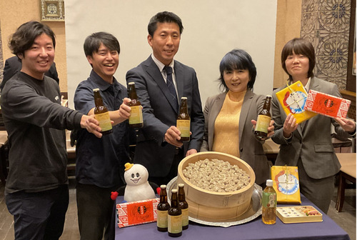 商品発表会でビールを手に関係者ら