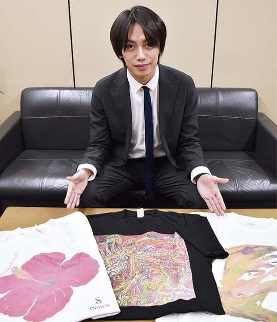 Ｔシャツを紹介する佐々木代表