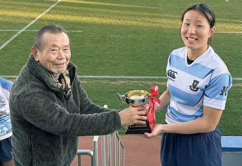 表彰式で優勝カップを渡す高根沢会長（左）