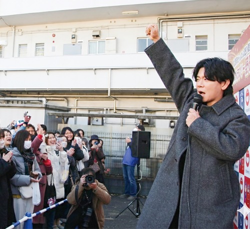 会場の歓声に応える野田さん