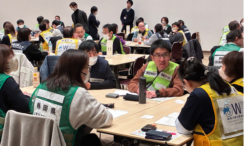 研修会で話し合う参加者