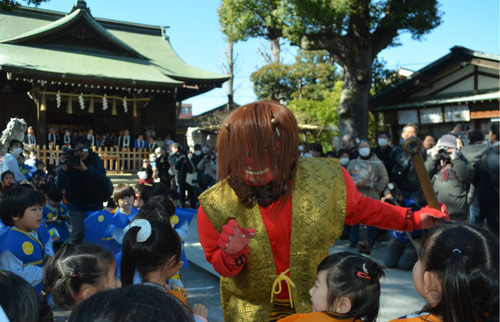 園児をにらむ赤鬼