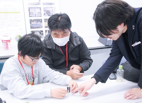 モーター制作に挑戦する参加者