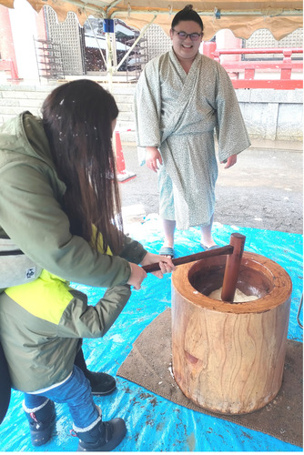 園児の餅つきを笑顔で見守る実富士さん