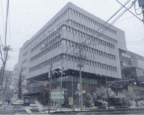 雪の中、移転10年を迎えた南区総合庁舎（２月８日午前撮影）