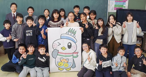 完成したキャラクター「イシカモメ」と６年２組の児童たち
