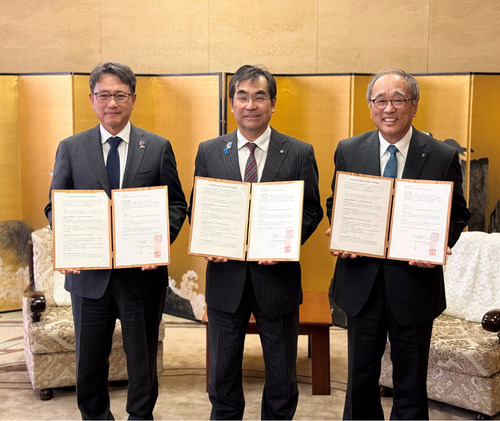 （左から）協定を交わす片岡頭取、橋本副市長、安藤会長＝提供