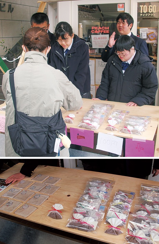 販売会で商品説明する生徒＝写真上＝と開発した商品＝同下
