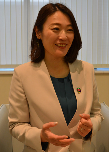 初当選を果たした丸尾南都子氏（2月22日、中区石川町）【プロフィール】丸尾南都子（まるお・なつこ）1982年2月25日生まれ。東京大学公共政策大学院を卒業後、2007年に経済産業省入省。育児中に司法試験を受けて17年に弁護士登録。17歳から横浜に住む。4歳と中学生の子どもを持つ母親。