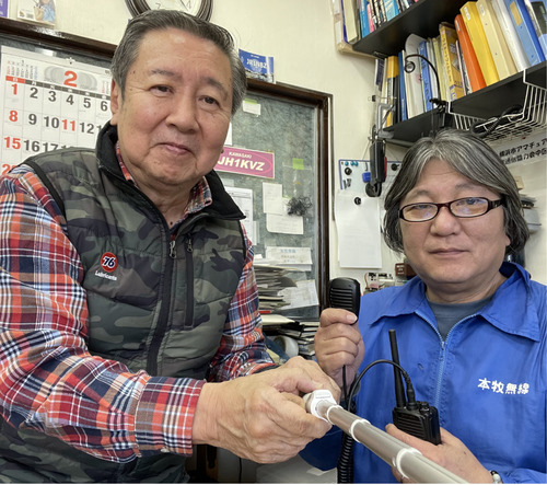 無線機を手に濱倉副会長（左）と本牧無線の相楽代表