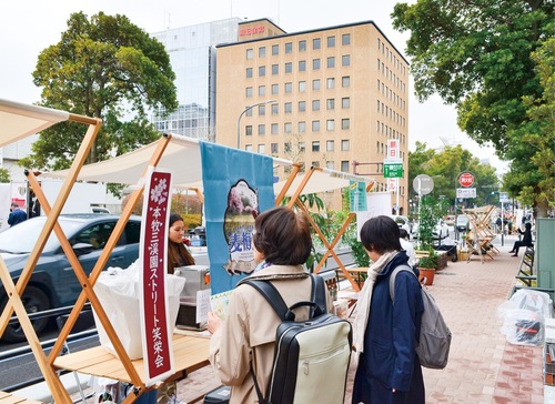 拡幅した歩道にブースを出展