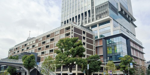 旧市庁舎を活用した「ザ レガシー」（手前）