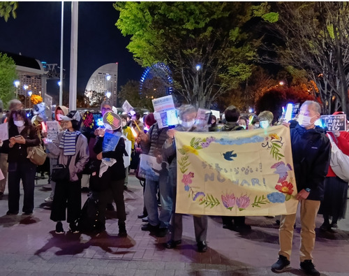 「戦争いらない」「憲法改正反対」など思い思いのプラカードやペンライトを持ち、約600人が集まった