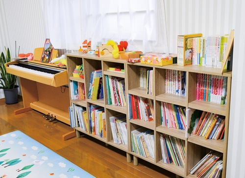 絵本やピアノが置かれた室内