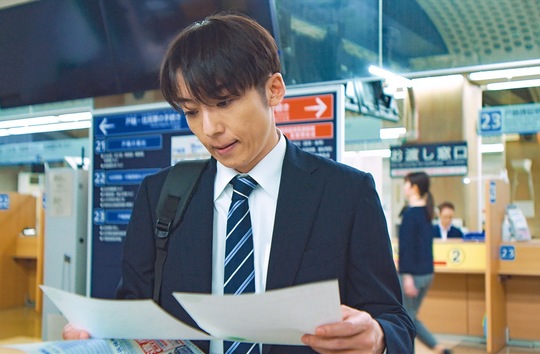 中区役所戸籍課で撮影された高橋一生さん演じる主人公が住民票を取得するシーン(C)２０２６利重 剛