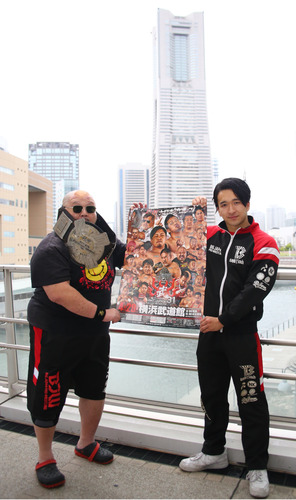 ランドマークタワーをバックに大会をアピールするアブドーラ・小林選手（左）と関茂隆真選手