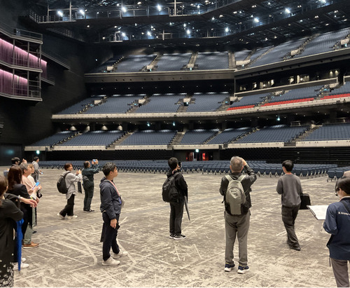 ステージ側から約２万席もの客席を見上げ、圧倒される参加者たち。ステージと客席との近さを実感していた