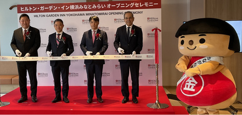 開業セレモニーで左から、ヒルトン・ガーデン・イン横浜みなとみらいの川合肇総支配人、三菱ＨＣキャピタルリアルティ（株）の若尾逸男代表取締役社長 、三菱ＨＣキャピタル（株）の松永愛一郎代表取締役副社長執行役員 、ヒルトン 日本・韓国・ミクロネシア地区のジョセフ・カイララ代表、神奈川県の公式PRキャラクター「かながわキンタロウ」