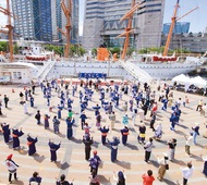 日本丸の前で約100人が輪