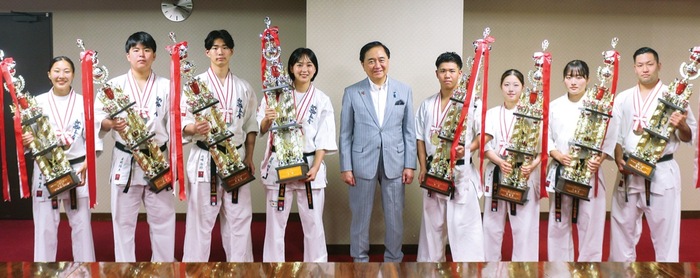 フルコンタクト空手　西区の冨村選手ら県ゆかりの選手が活躍　入賞を黒岩知事に報告