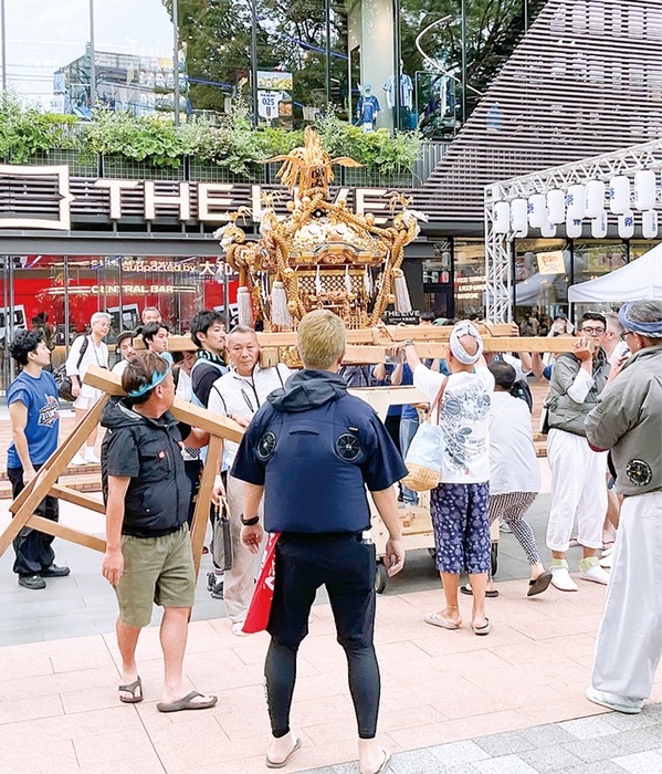 関内地区　神輿を公開組み立て　ベースゲートで初の試み