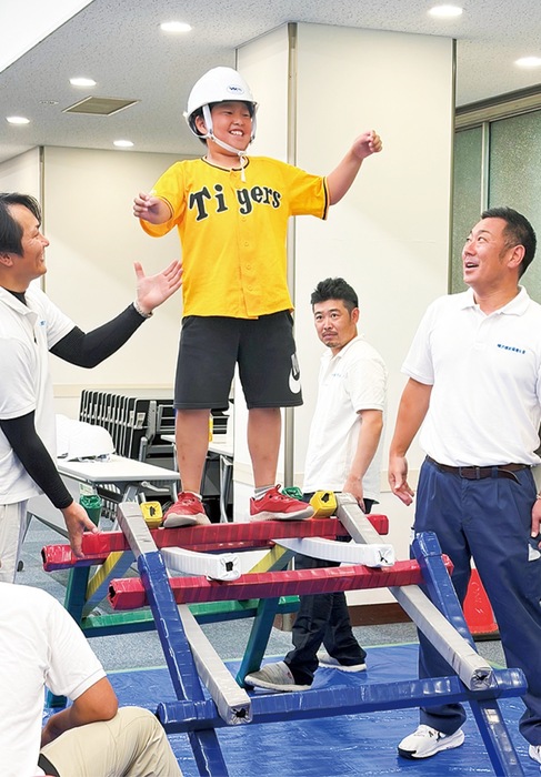 小学生が建設の仕事を体験　橋づくりやドローンなど
