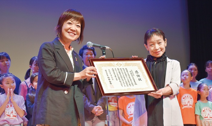 赤い靴事業団を顕彰　平野代表に感謝状