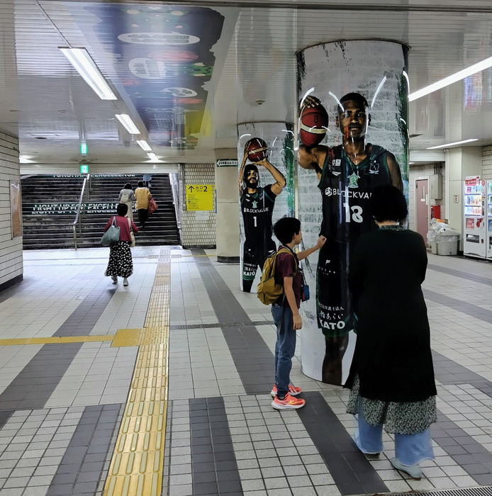伊勢佐木長者町駅が「横浜エクセレンス」一色に