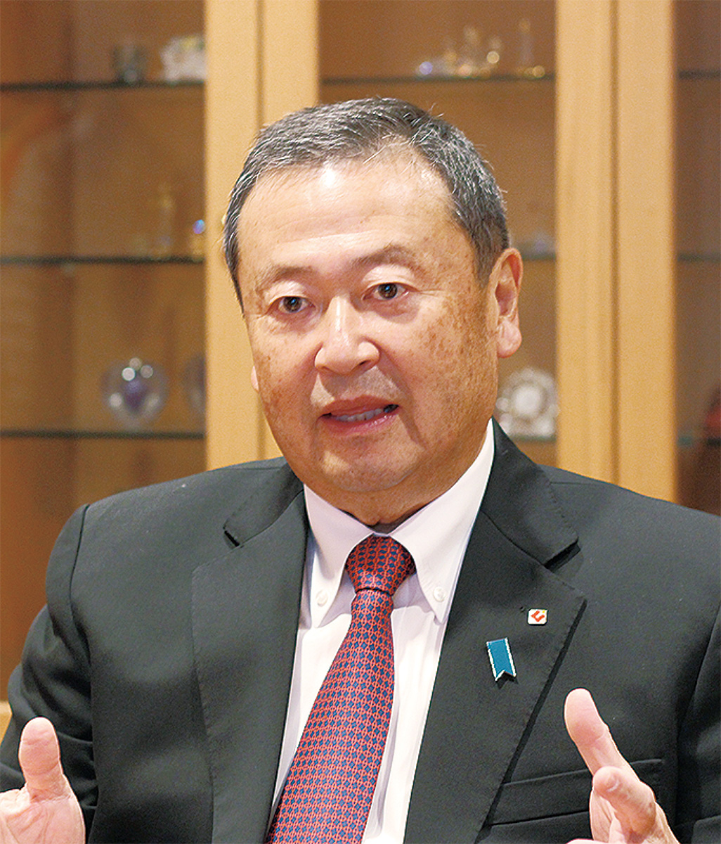 横浜中華街について語る高橋理事長