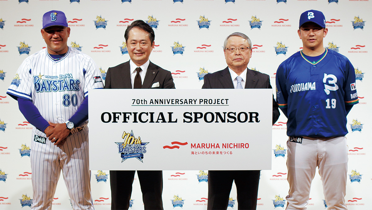 70周年プロジェクトの発表会見に立ち会った（左から）ラミレス監督、岡村社長、伊藤社長、山崎康晃選手