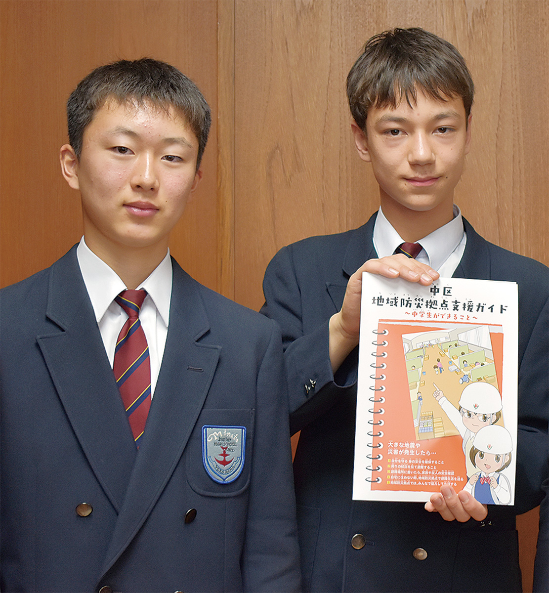 編集に携わった港中の夛田さん(左)とブラウネルさん