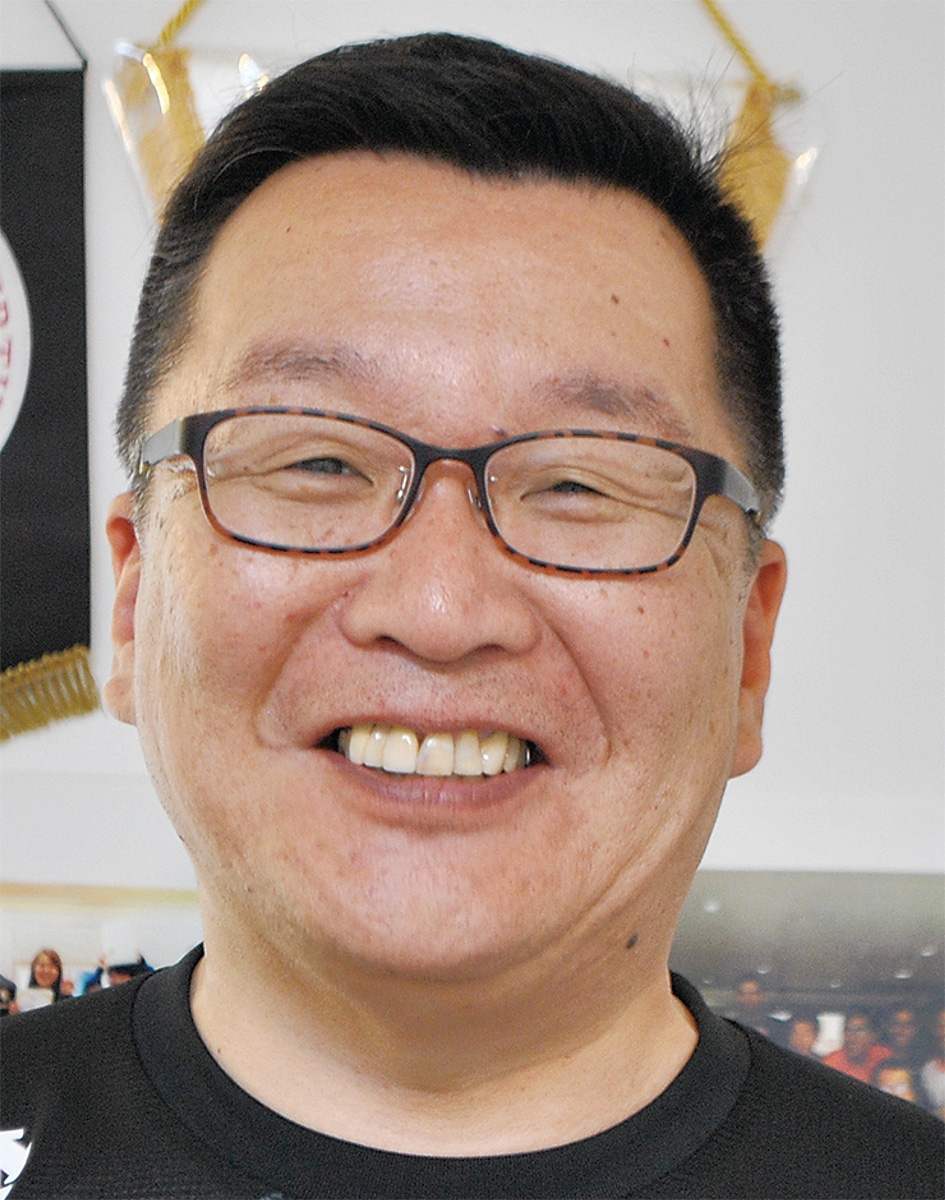 鴻井 建三さん 中区初音町に本部を置く 日本おはじきサッカー協会 創設者で代表理事の 中区 西区 タウンニュース