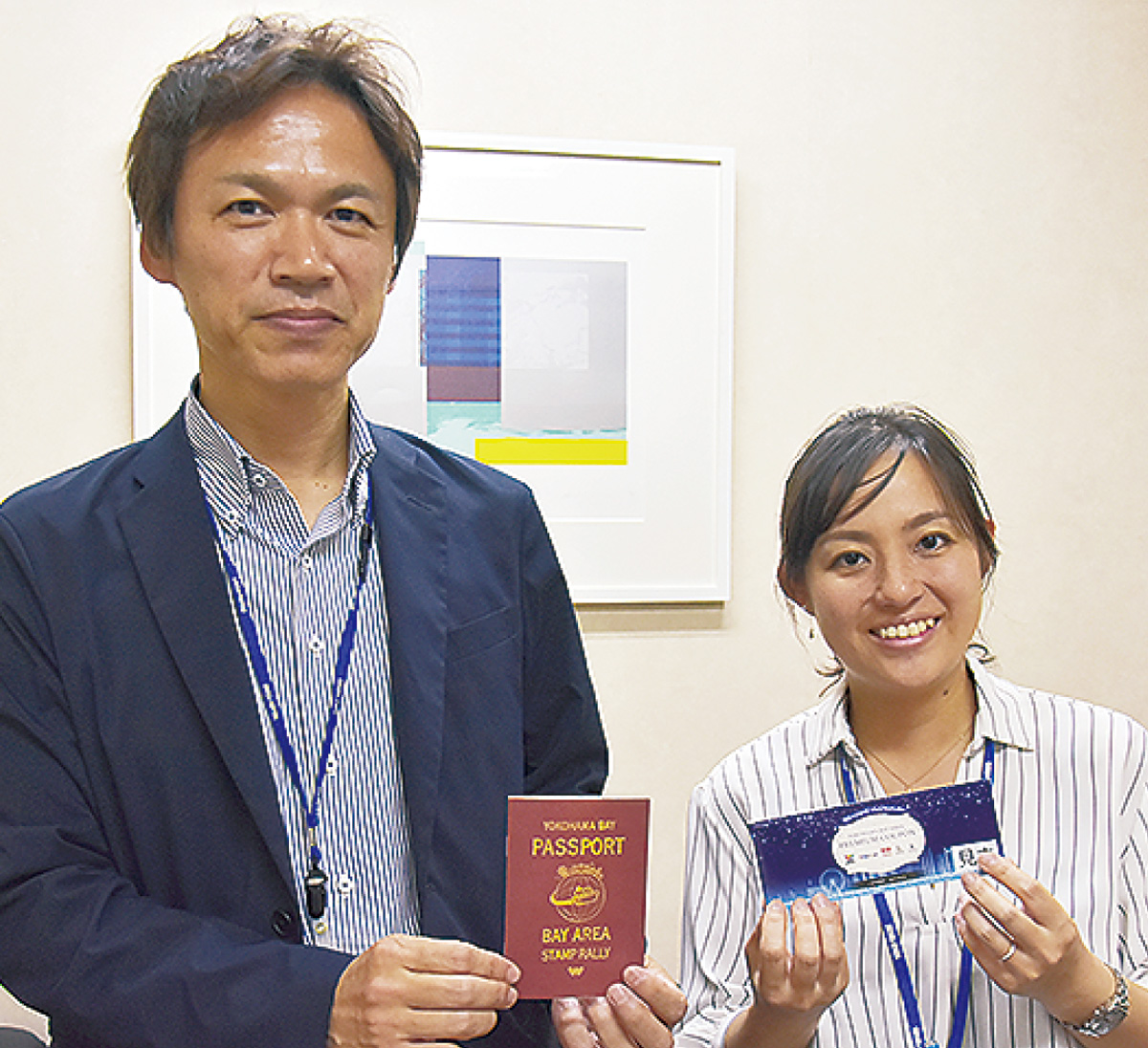 クーポン（右）とベイパスポートを手にする担当者