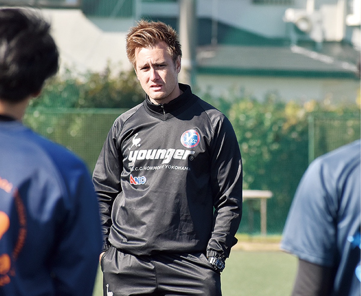 選手に檄を飛ばすシュタルフ監督