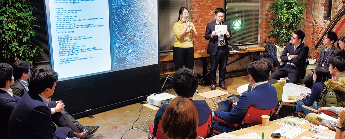 第１回の様子。アイデアを発表する参加者たち