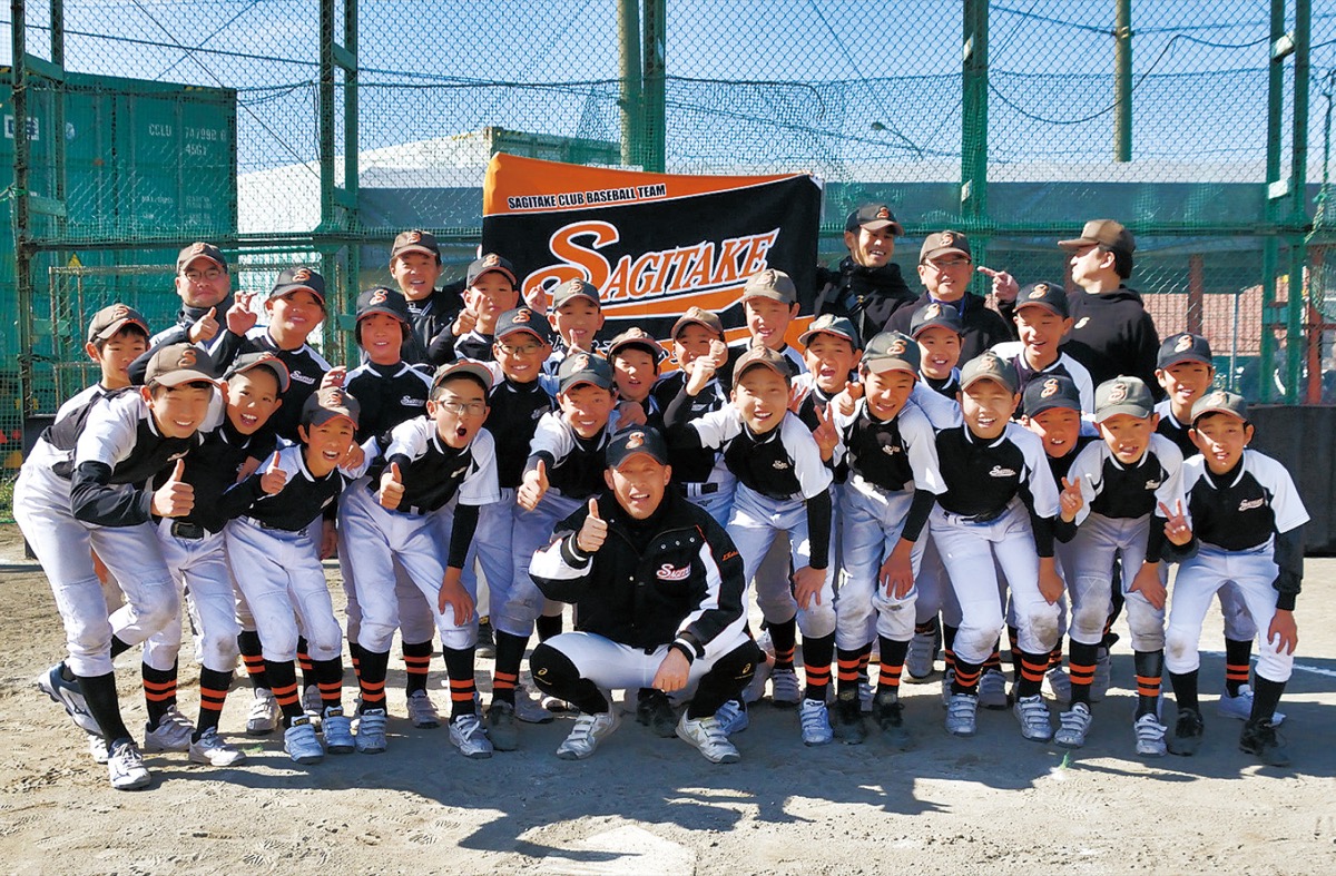 優勝を喜ぶ野球部員