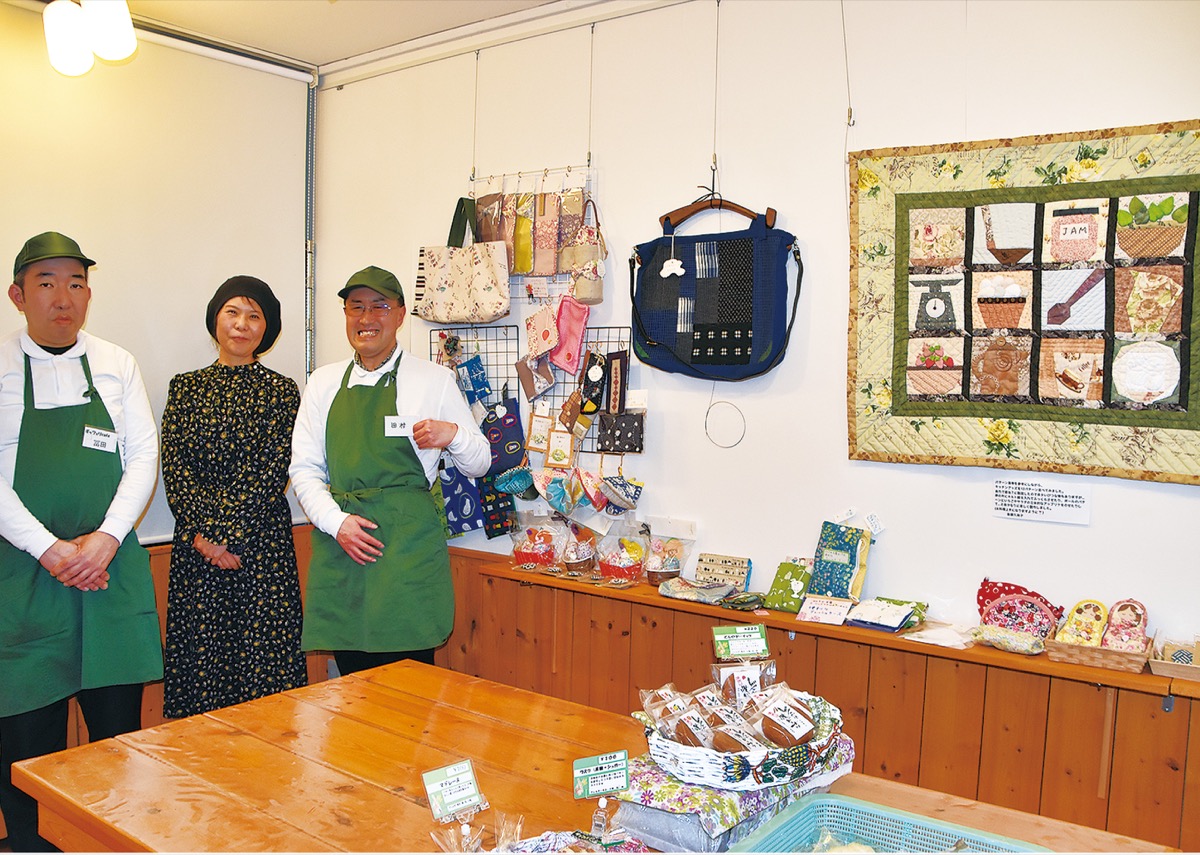 就労支援カフェに手芸品