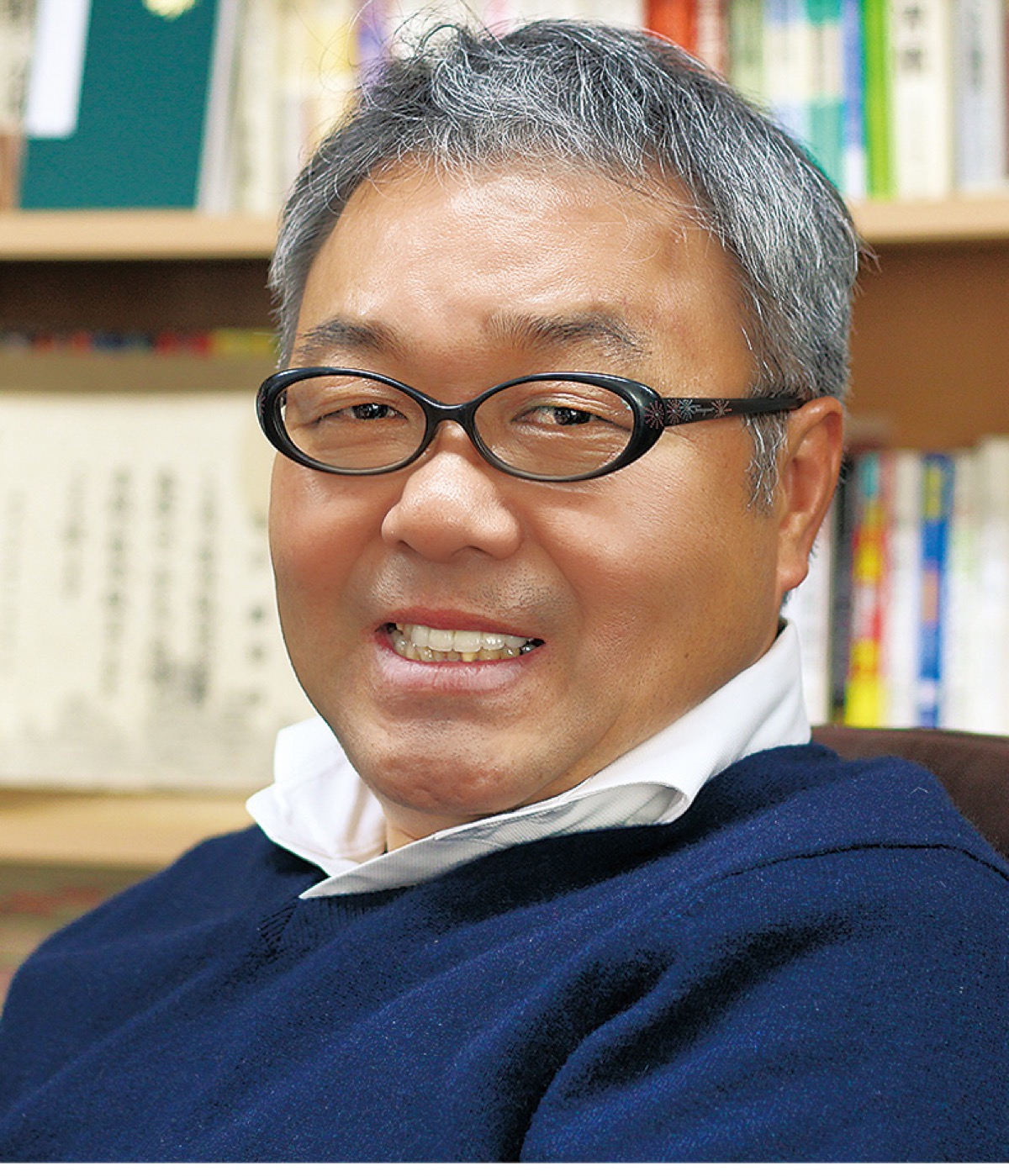 「秘密厳守、お気軽にご相談ください」と右手代表