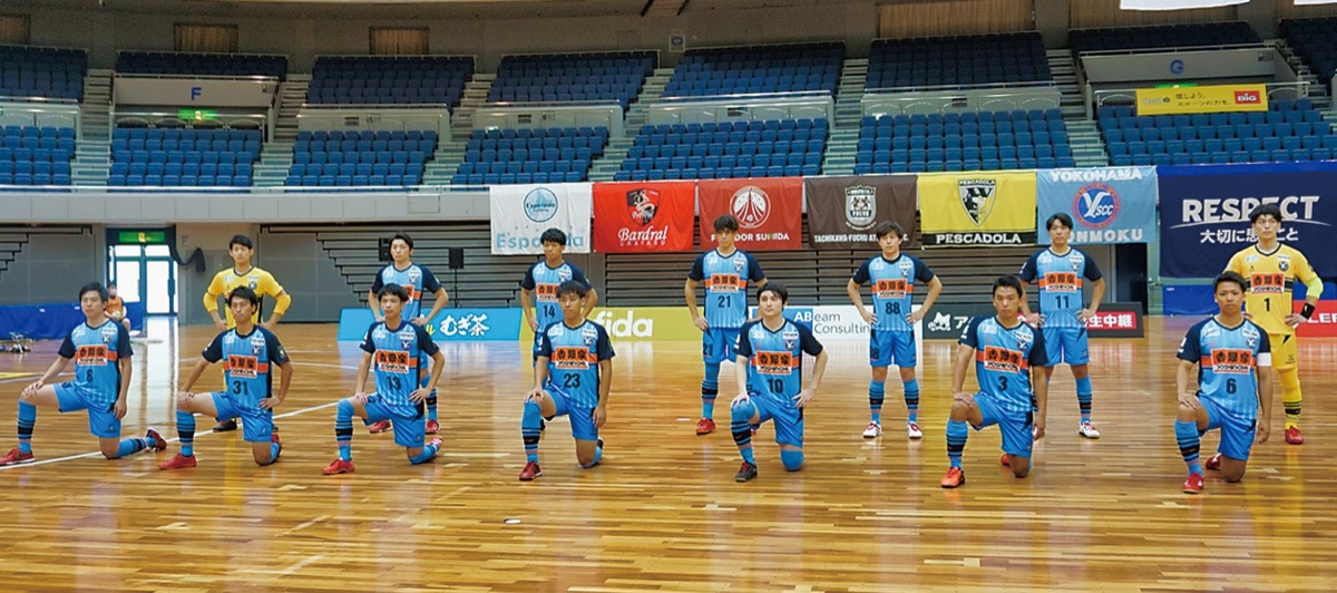 試合前の集合写真＝提供