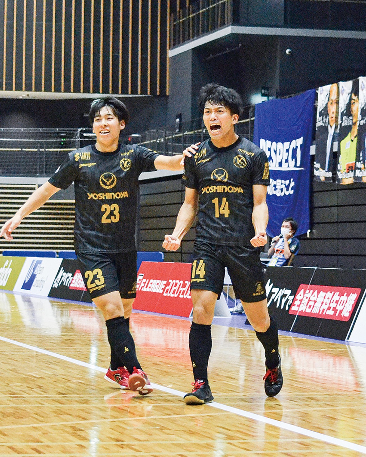 勝ち越し点を決め喜ぶ小林拓夢選手（右）と川崎柊音選手