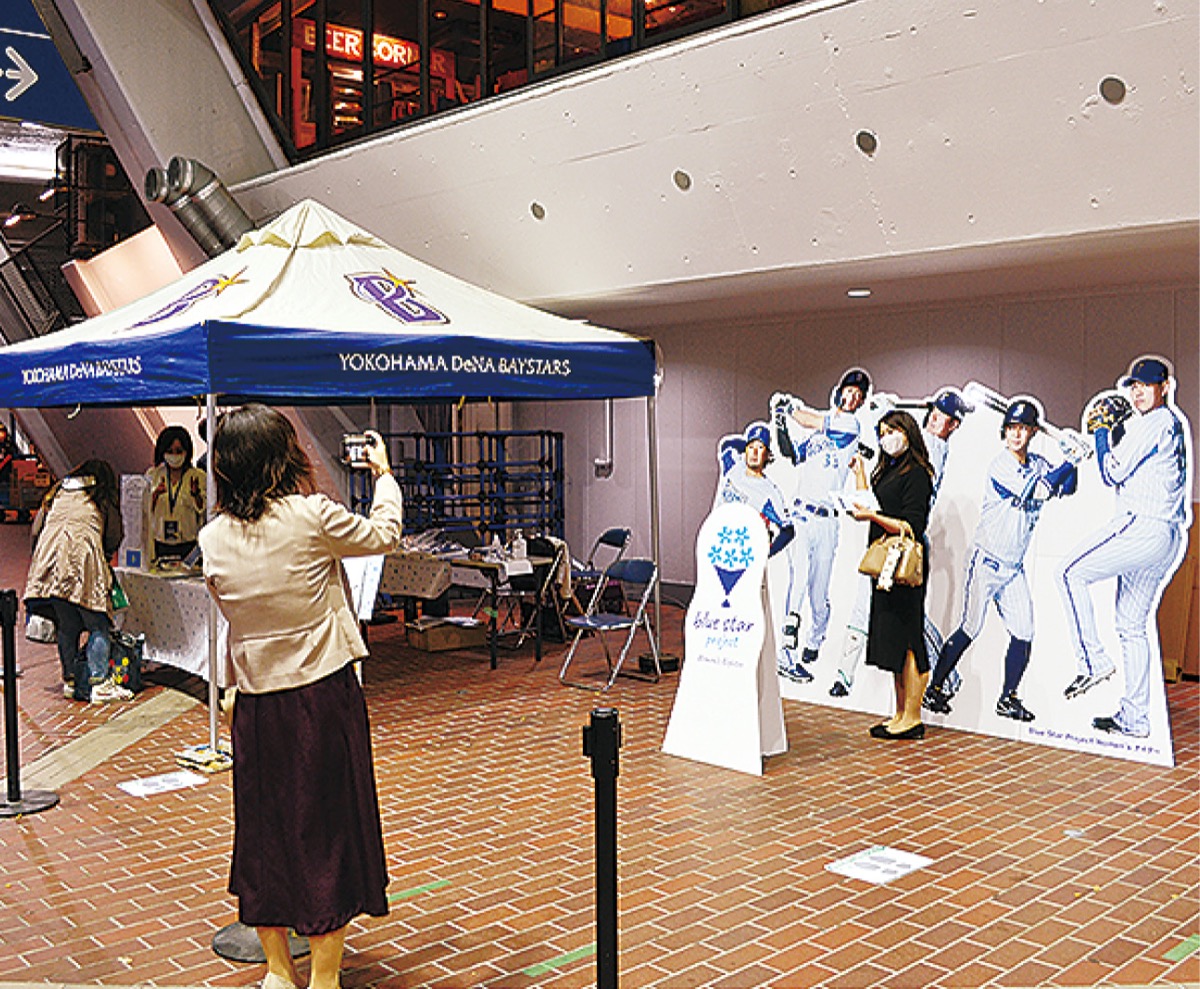 ブースで記念撮影を行う来場者