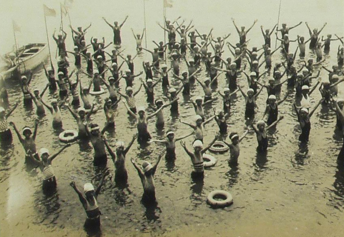 『海水浴で健康増進間門小学校』