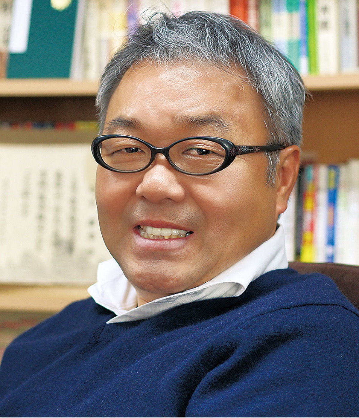 「秘密厳守、お気軽にご相談ください」と右手代表