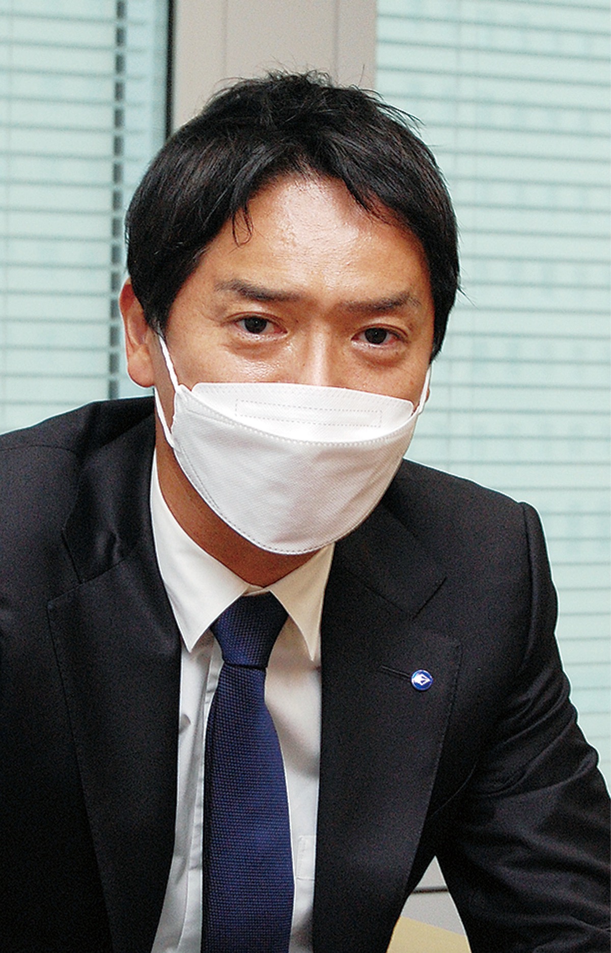 インタビューに答える山中市長(2日、横浜市役所)